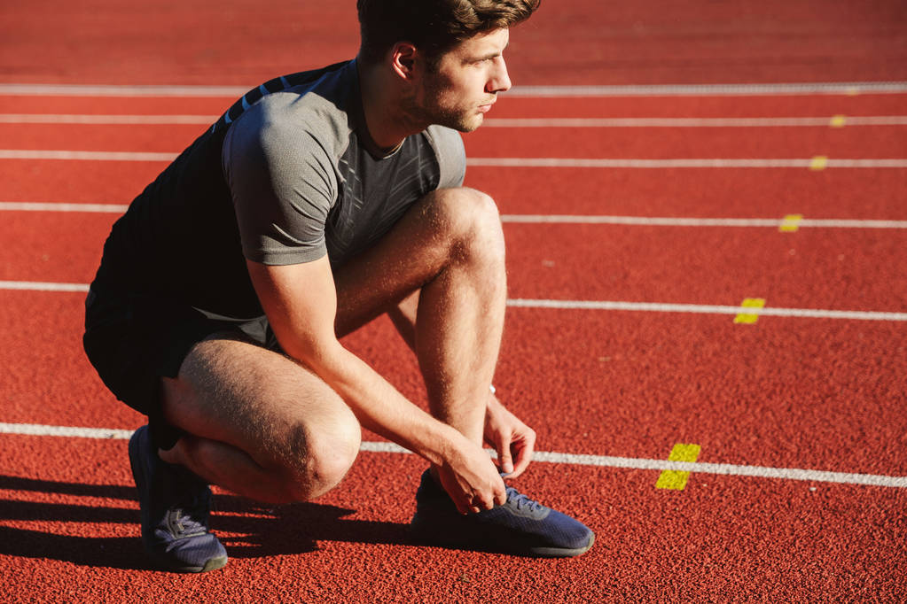 tying shoelace